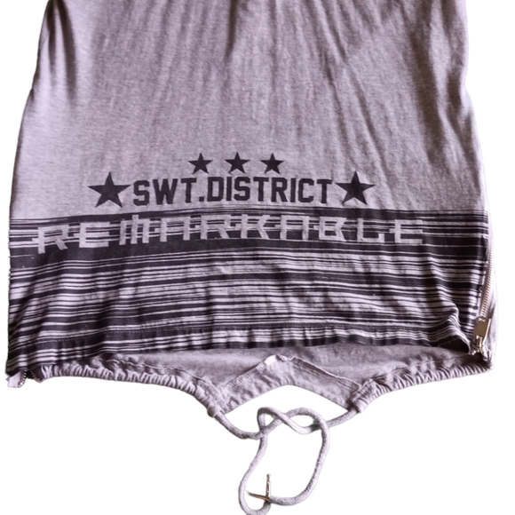 - SWITCH REMARKABLE TEE WITH FUN DETAILS - Picture 4 of 7